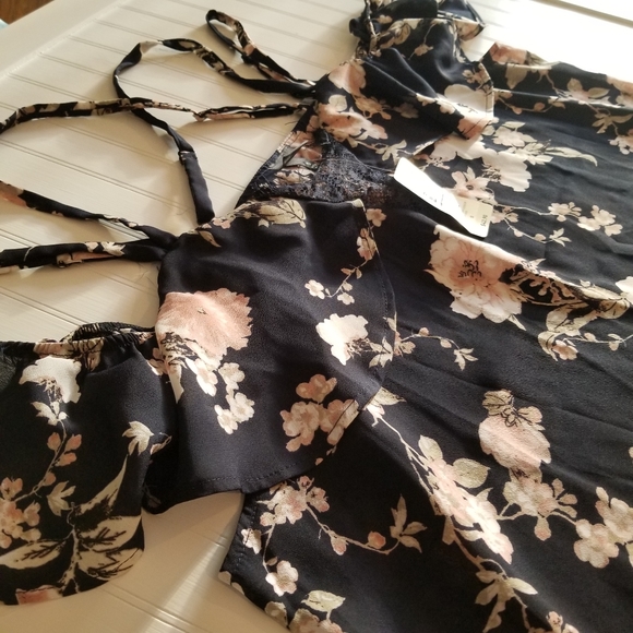 Sz 0 Torrid Navy Floral Strappy Top - Picture 6 of 8